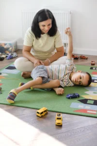 une mère avec son enfant atteint de dyspraxie jouant