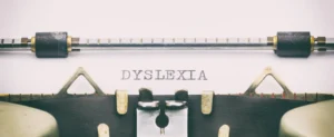 machine à écrire ou apparait le mot dyslexie