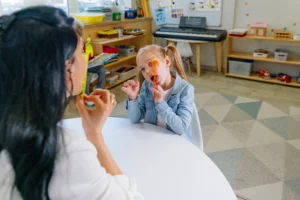 orthophoniste aidant un enfant atteint de dysphasie